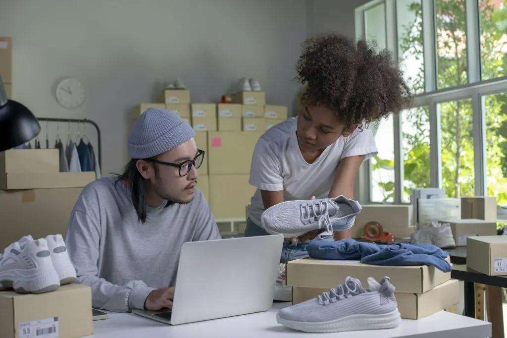 2024: Confronto esplosivo tra Squarespace e Shopify per scegliere la soluzione definitiva per il tuo business! Scopri il vincitore assoluto!